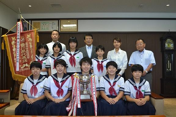 表敬訪問に訪れた大川中学校剣道部の女子の皆さんと集合写真