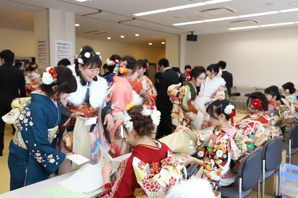 成人式会場の受付の様子の写真