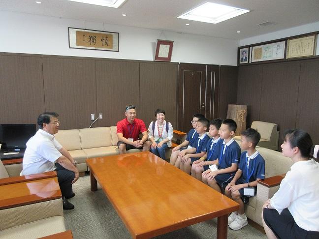 中国北京市海淀外国語実験の皆さんと市長が懇談している様子の写真