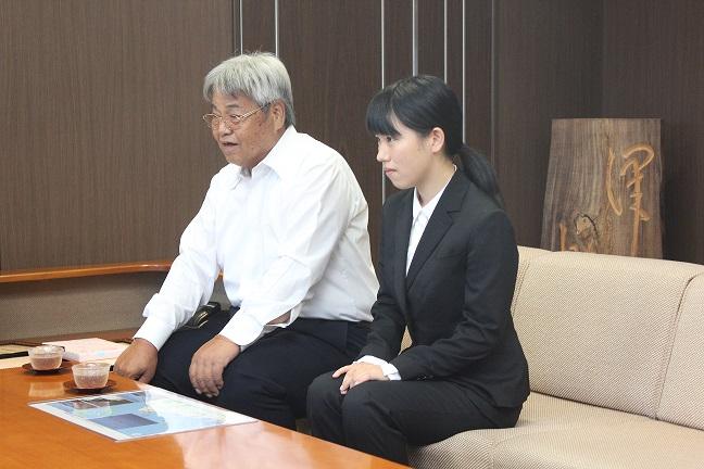 市長と懇談している赤澤信幸さんと未来さんの写真