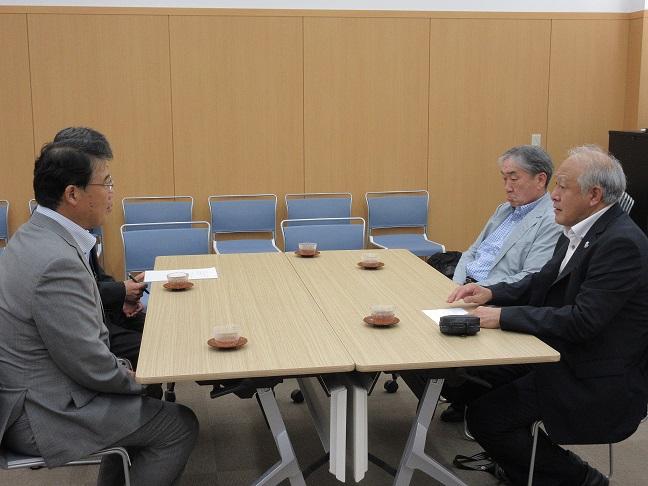 大川歯科医師会のお二人と面談する市長の写真