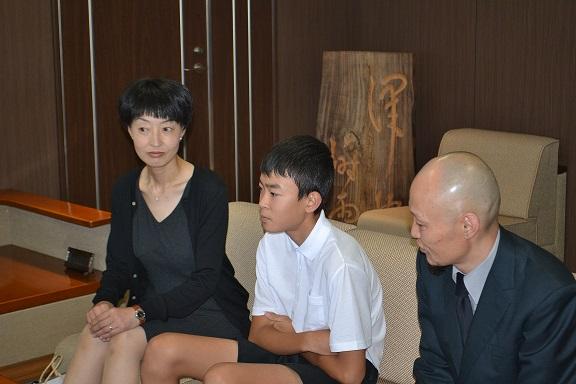 市長と面談している大路創太選手とご家族の写真