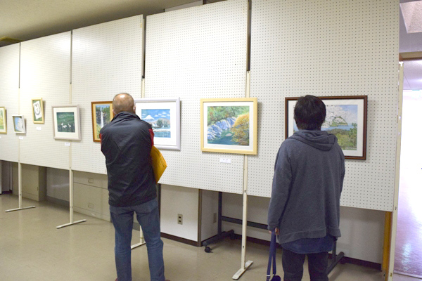大内公民館まつり会場で展示された絵画を見学する人たちの写真
