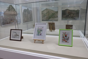 エントランスギャラリーに展示されている板坂忠さんの絵画作品の写真