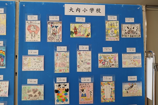 大内小学校の児童からの作品が展示されている写真