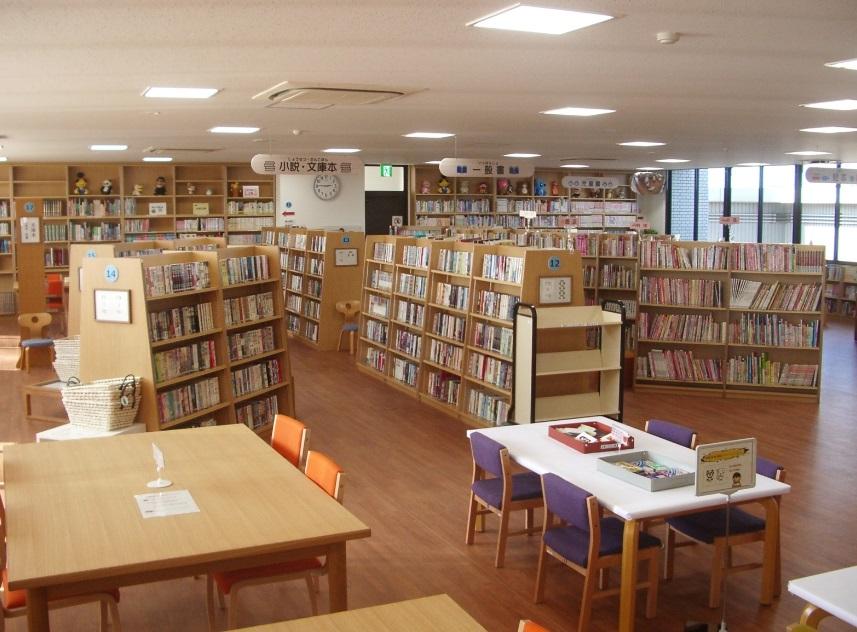沢山の本が並んでいる引田図書館の写真