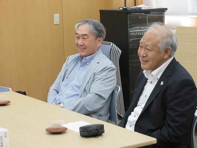 市長と面談している橋本副会長と服部会長の写真