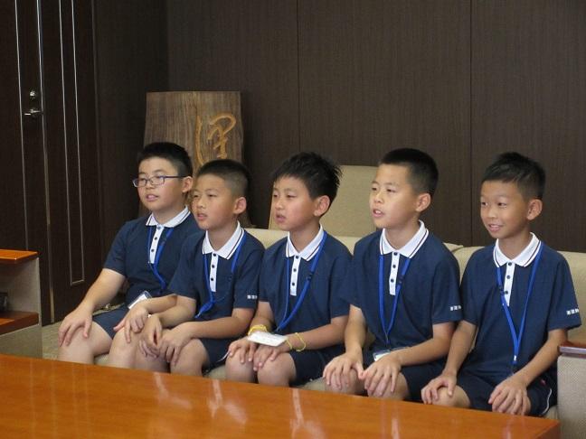表敬訪問に訪れた中国北京市海淀外国語実験の小学生の皆さんの写真