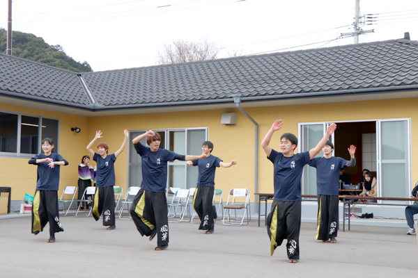 よさこいを踊る大学生らの写真