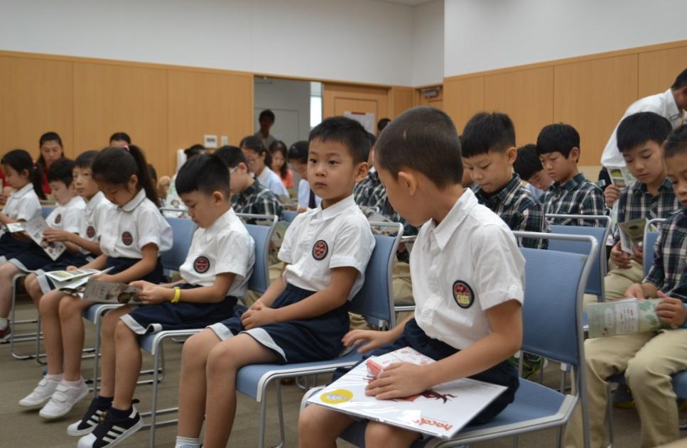 市長の話に耳を傾ける中国から訪問した子供たちの写真