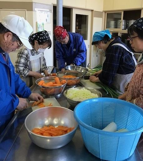 ライオンズクラブのメンバーが被災地で料理を作っている様子の写真