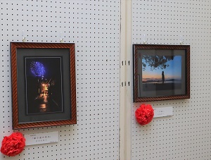 展示されている作品名の横に赤い花が付いている2作品の写真