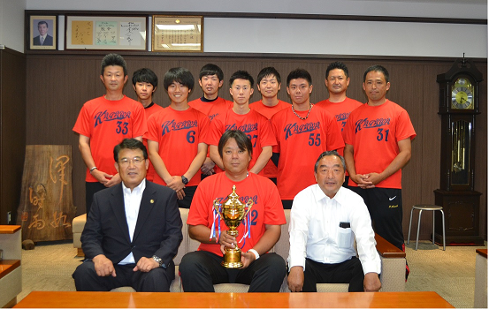 ソフトボールクラブの方々と田中会長と市長の記念写真