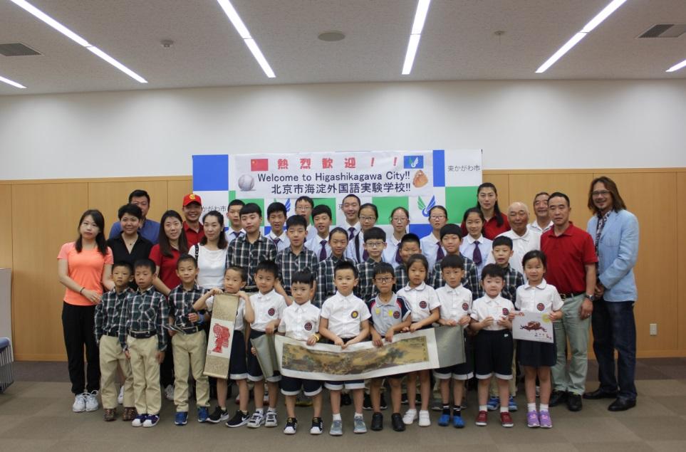 表敬訪問に訪れた中国の子どもたちとの集合写真