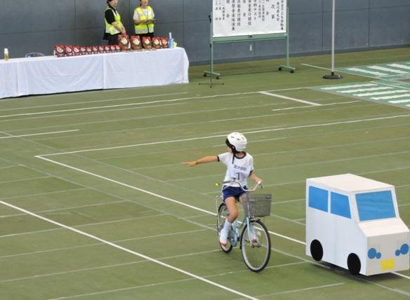選手が県大会で自転車走行の演技を行っている様子の写真