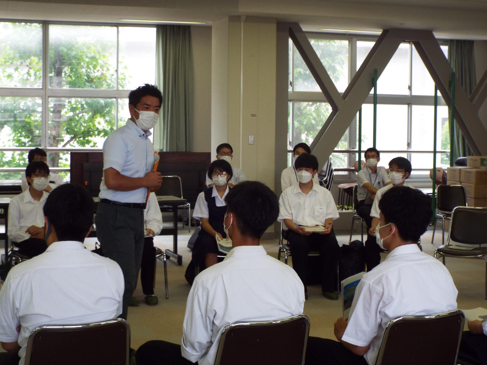 生徒たちへ語る市長