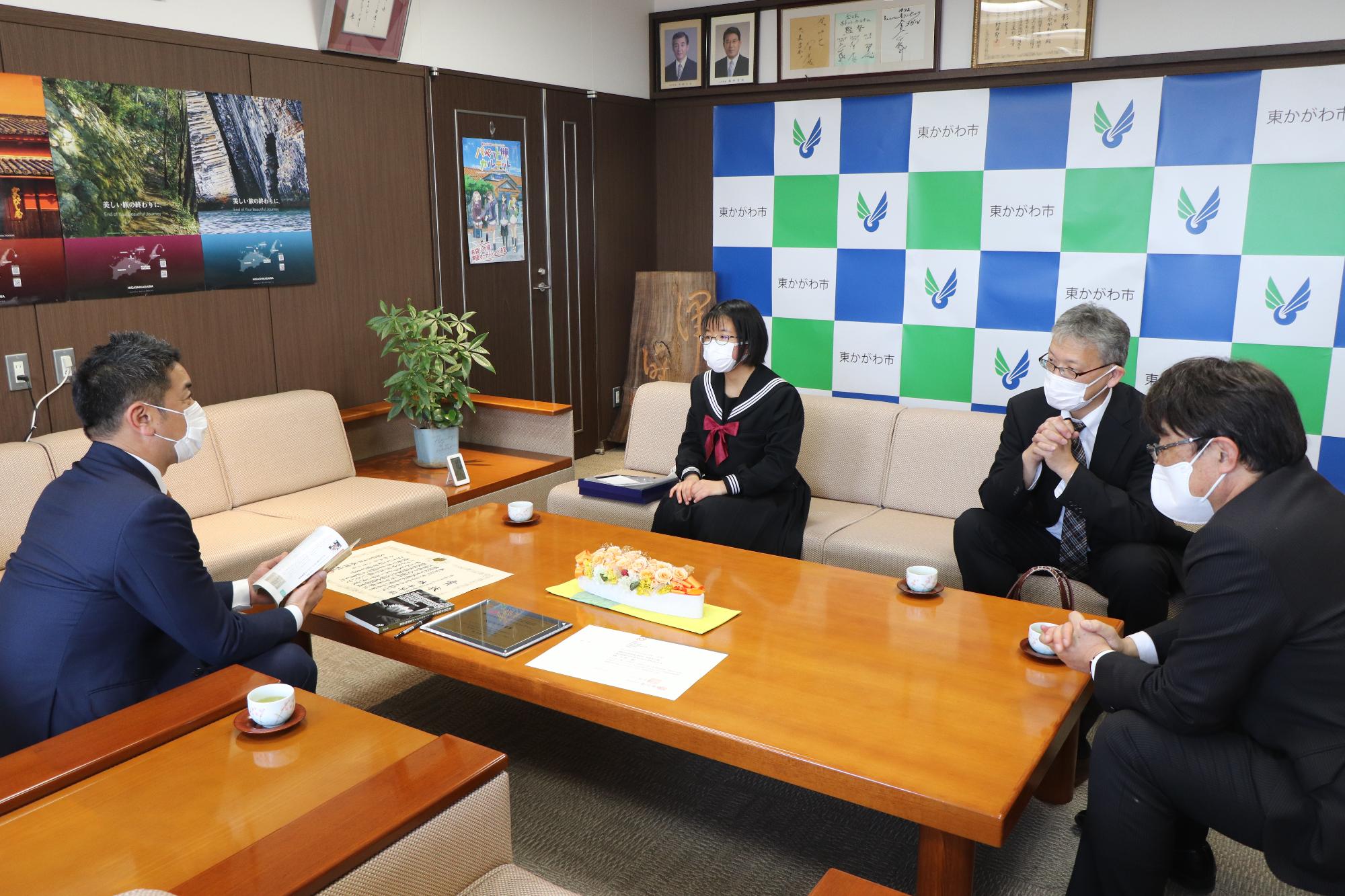 お話を伺う様子