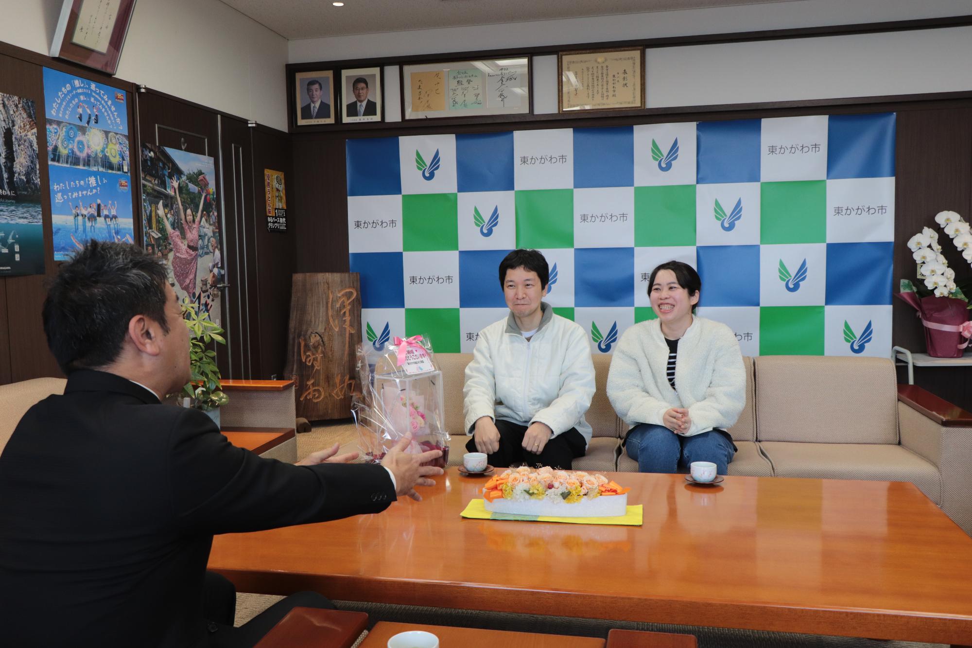 お話を伺う様子