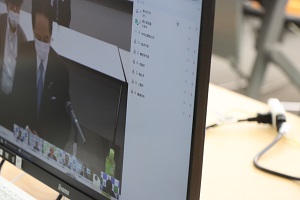 ウェブ会議をしている様子のパソコン画面の写真