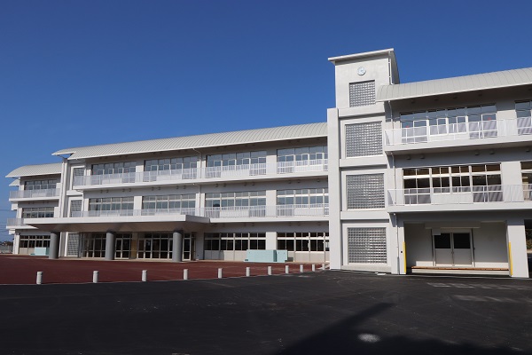 白鳥小中学校新校舎の外観の写真