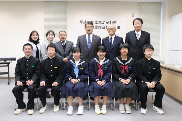 中学生総合教育会議に参加した生徒たちと市長の集合写真