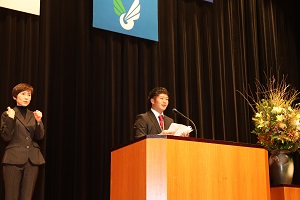 成人式実行委員長の橋本駿祐さんがあいさつしている様子の写真