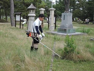 芝刈機を使っている市長の写真