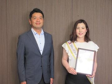 丸山加代さんと市長の記念写真