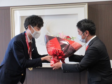 宇山賢選手に花束を渡す市長の写真
