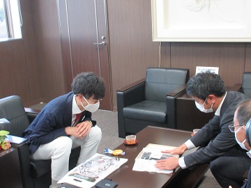 宇山選手と市長が懇談する様子の写真