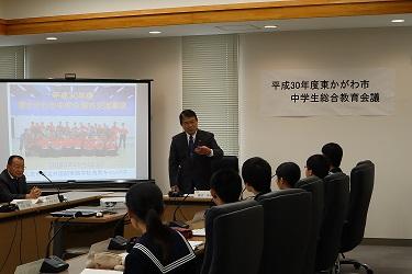 中学生総合教育会議で発言している市長の写真