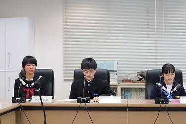 中学生総合教育会議に参加している生徒らの写真