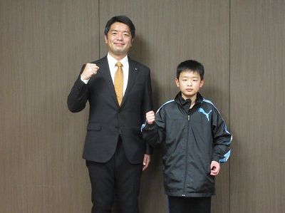 表敬訪問時の山下直太朗さんと市長との記念写真