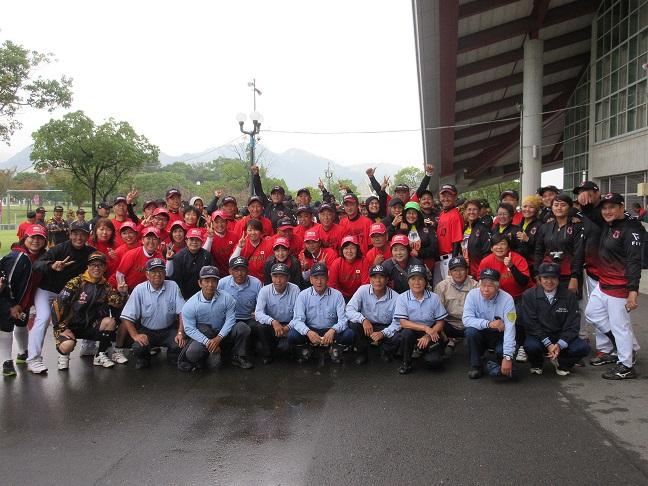 東アジアから集まった選手らの集合写真