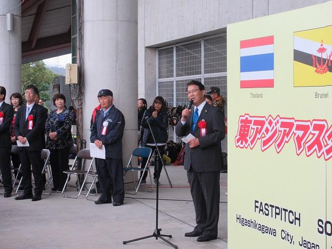 開会式で各国の選手らに歓迎の挨拶を行う市長の写真