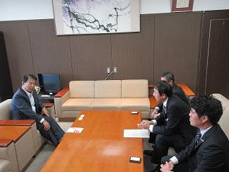 四国電力株式会社の代表者らと市長が懇談している様子の写真