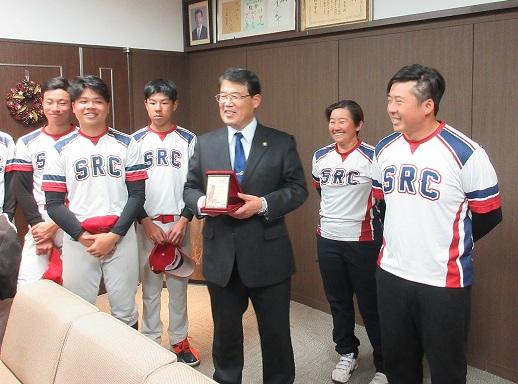 市長とシンガポールソフトボールクラブチームの皆さんが笑顔で写真に写る様子の写真