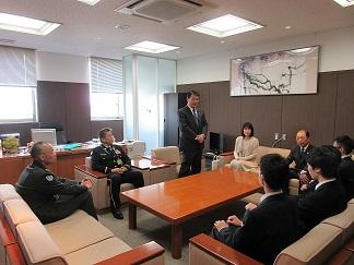 自衛隊入隊予定者激励会で挨拶を述べる市長の写真