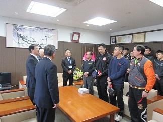 市長が香港チームの皆さんに挨拶を述べている写真