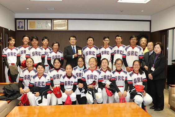 表敬訪問したシンガポールのソフトボールクラブチームの皆さんと市長の集合写真
