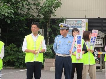 交通安全キャンペーンに参加する市長の写真