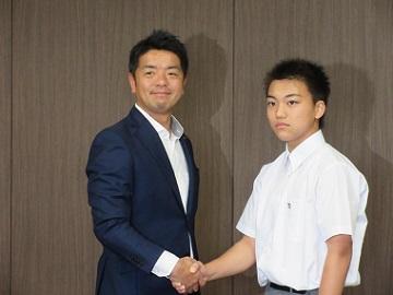 市長と上村明武さんが握手をしている写真