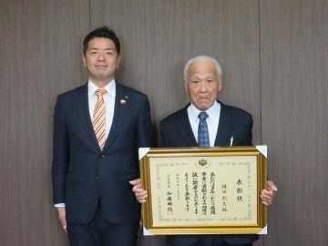 鎌田照夫さんと市長の記念写真