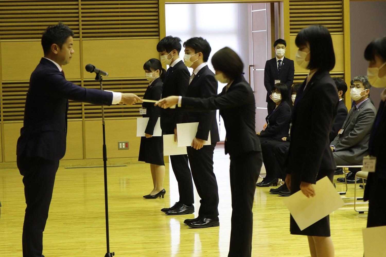 辞令交付式が行われている様子の写真