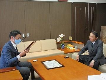 日本健康科学研究センター所長の岩倉泰一郎さんと歓談している様子の写真
