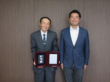 岩倉泰一郎さんと市長の記念写真