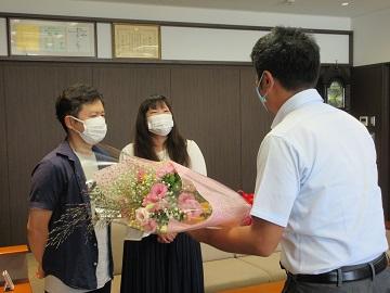 岡部信宏さんと池田奈津美さんに花束を渡す市長の写真