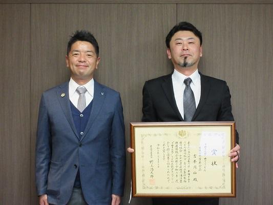吉本周仙さんと市長の記念写真