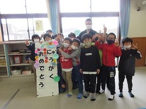 放課後児童クラブの子ども達と半沢龍之介さんの記念写真