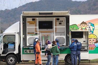 緊急車両の内部を見学する市民らの様子の写真